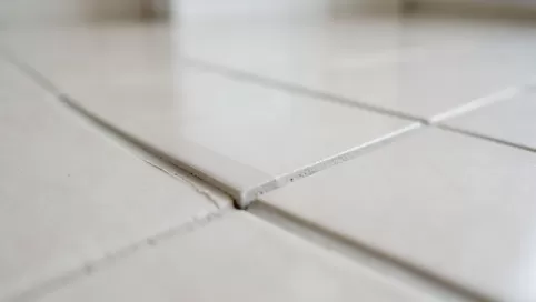 grubość płytki podłogowej z klejem