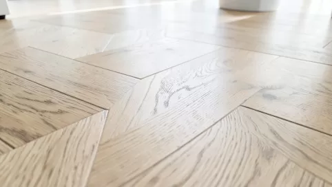 podłoga w jodełkę czy prosto