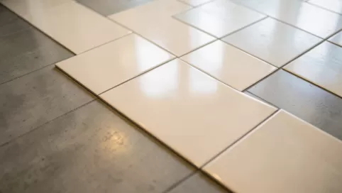 układanie płytek 120x60 na podłodze